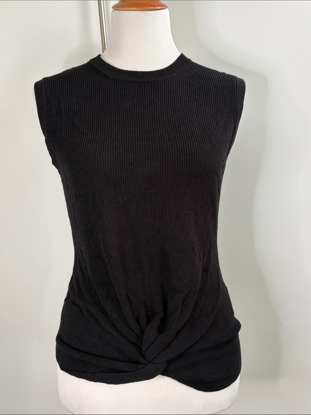 bishop + young Black Sleeveless Twist-Hem Knit Tank M